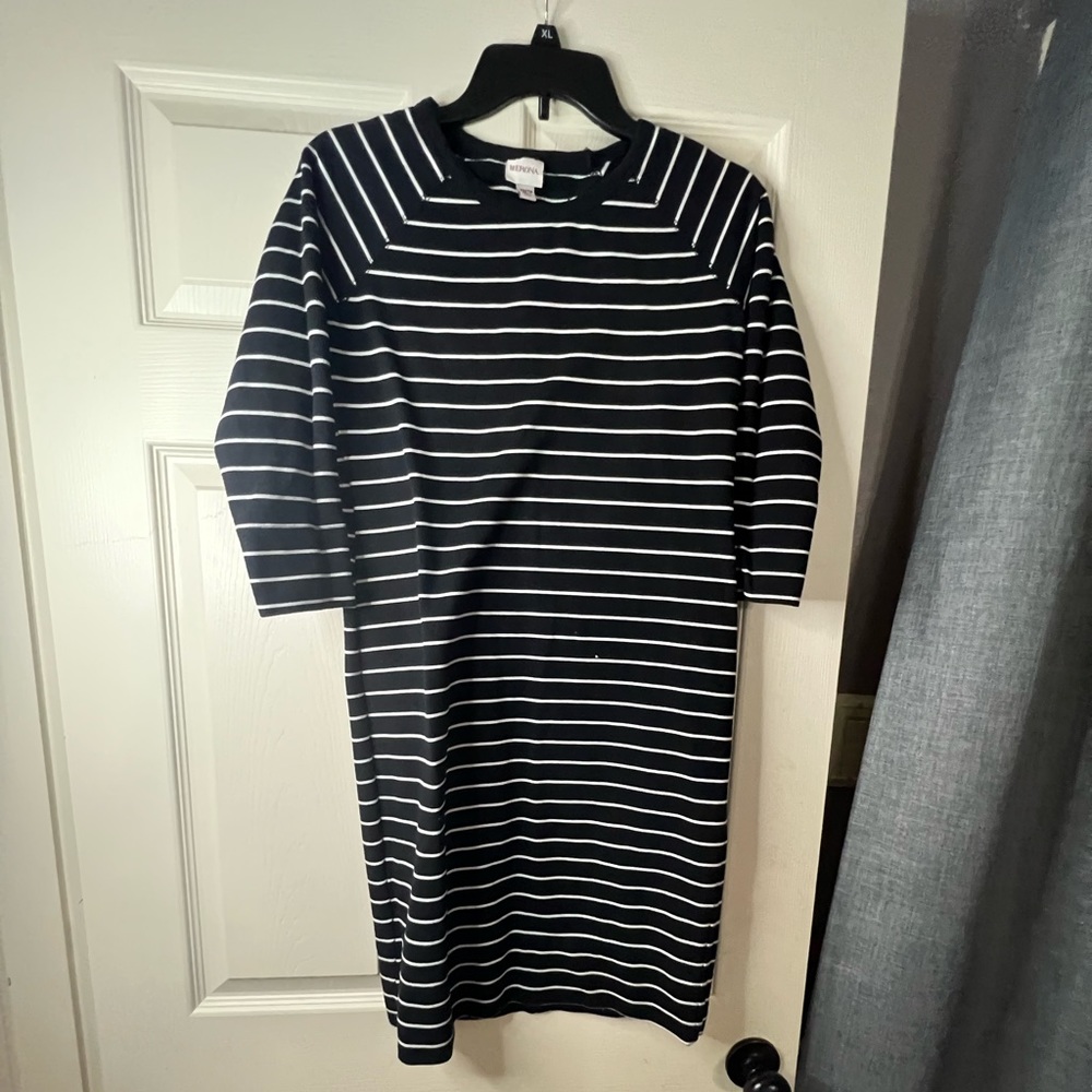 A midi black and white dress. With 3/4 sleeves